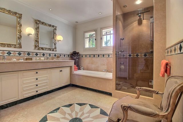 maison à vendre - 10 pièces - 330.0 m2 - CHATEAUNEUF GRASSE - 06 - PROVENCE-ALPES-COTE-D-AZUR - Century 21 Visa Immobilier